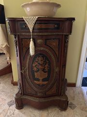 κλασικό κομοδίνο (commode/meuble d'appui) σε γαλλικό στυλ (τύπου Louis XV / Napoleon III)