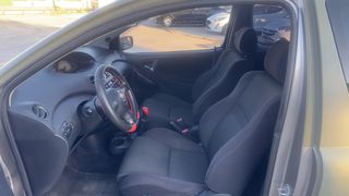 Toyota Yaris 2003-thumb-10