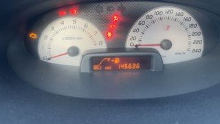 Toyota Yaris 2003-thumb-15