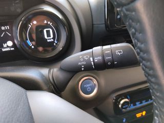 Toyota Yaris 2022 1.5 HYBRID BI-TONE-thumb-13