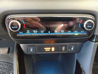 Toyota Yaris 2022 1.5 HYBRID BI-TONE-thumb-17