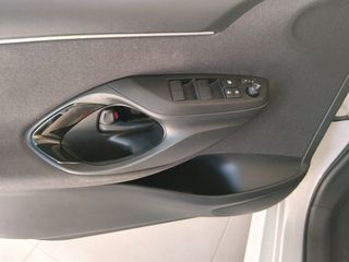 Toyota Yaris 2022 1.5 HYBRID BI-TONE-thumb-24