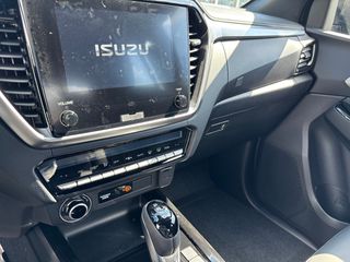 Isuzu D-Max 2026 GRAVITY  AUTO  4 DOOR-thumb-4