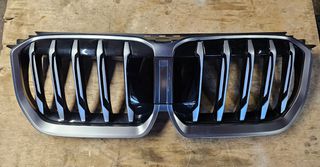 BMW X1 / iX1 xLine (U11) | ΜΑΣΚΑ ME ΘΕΣΗ ΡΑΝΤΑΡ / ΓΡΙΛΙΑ PEARL CHROME ΚΕΝΤΡΙΚΗ ΕΜΠΡΟΣ ΠΡΟΦΥΛΑΚΤΗΡΑ | 2022 – 2026 51139880301 | ΓΝΗΣΙΑ OEM ΜΕΤΑΧΕΙΡΙΣΜΕΝΗ