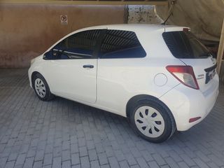 Toyota Yaris 2013 Van-thumb-3