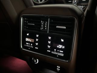 Porsche Cayenne 2022 E-Hybrid Platinum Edition Approved-thumb-36