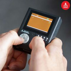 ThumbsUp! - Official Atari Cartridge Console - Ρετρό Plug-and-Play κονσόλα σε σχήμα μπρελόκ
