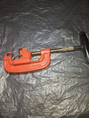 Rothenberger 7.0040 Κόφτης σιδηροσωλήνα 1/8" - 11/4". Ισχυρό σώμα από χυτοσίδηρο, φαρδιά ράουλα για καθαρό κάθετο κόψιμο.