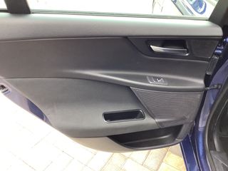 Jaguar XE 2017-thumb-6
