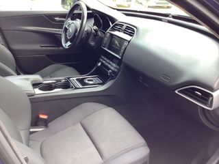 Jaguar XE 2017-thumb-13