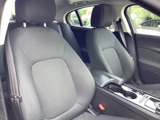 Jaguar XE 2017-thumb-14