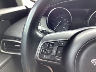 Jaguar XE 2017-thumb-18