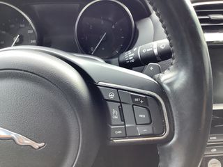 Jaguar XE 2017-thumb-19