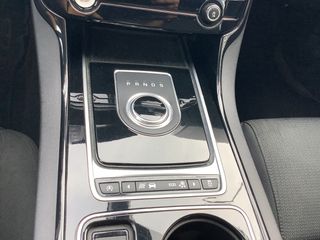 Jaguar XE 2017-thumb-21