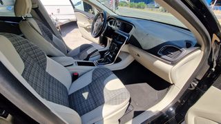 Volvo V40 Cross Country 2018-thumb-12