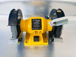 Δίδυμος Τροχός Πάγκου Kiwi Hardware KHBG6815 (200W) με Πέτρα & Συρματόβουρτσα