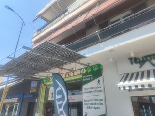 Πέντε φωτοβολταϊκά μαζί με βάση στήριξης τύπου τέντα