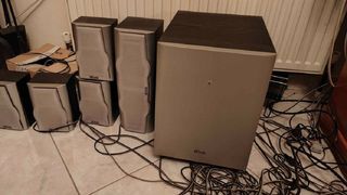 Ηχοσύστημα με ενισχυτή subwoofer δυνατό και 5 ηχεία.