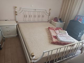 Κρεβατοκάμαρα με κομοδίνα καθρέφτη μπουφέ κ καλόγερο