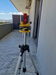 Αλφάδι laser Powerfix PLW 670 μαζί με το αυθεντικό ρυθμιζόμενο τρίποδο αλουμινίου.