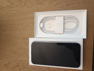 iPhone 16e-thumb-3