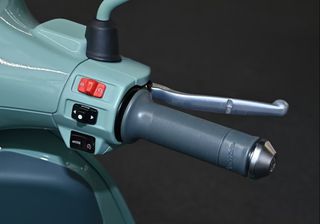 Vespa Primavera 125 2026 80TH LIMITED EDITION 30 ATOKEΣ + ΔΩΡΟ ΑΞΕΣΟΥΑΡ ΑΞΙΑΣ 537€-thumb-7