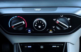 Hyundai i 20 2022 1.000cc 101 Hp HYBRD - BLUETOOTH -ANDROID-CAMERA-ZANTEΣ 16''-thumb-20