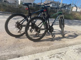 Ποδήλατα Χρώματος Μπλε και Πράσινο