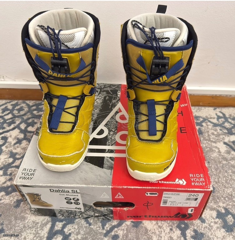 Snowboard boots
