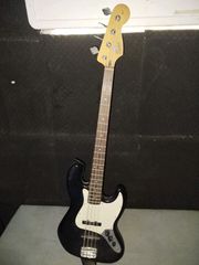 Squier Μπάσο + Θήκη + Fender Rumble 15
