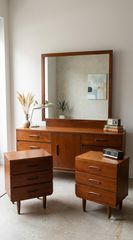 Αυθεντικό Mid-Century Modern (MCM) Σετ Teak: Συρταριέρα με Καθρέπτη & 2 Κομοδίνα (1960s)