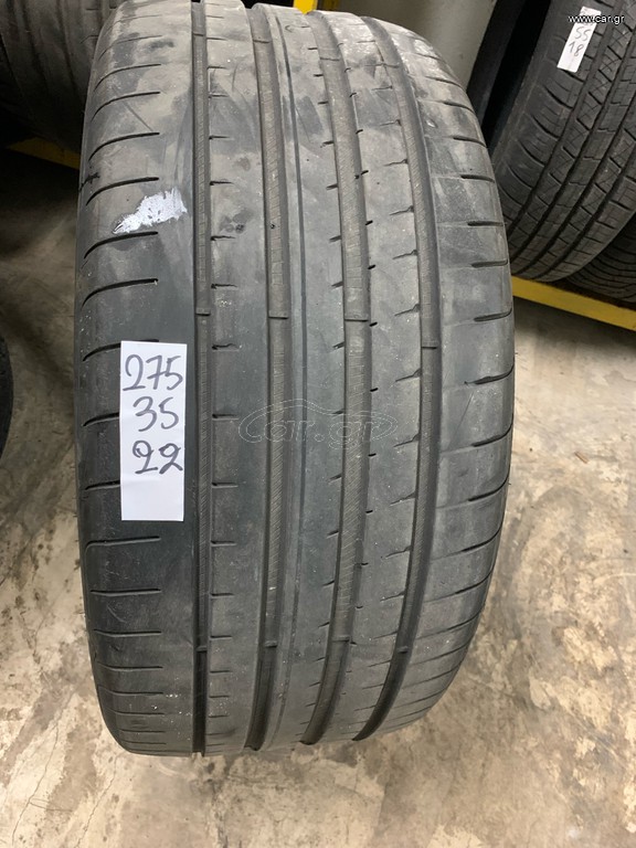 ενα ελαστικό 275/35/22 Goodyear