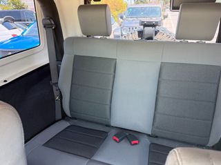Jeep Wrangler 2011-thumb-5