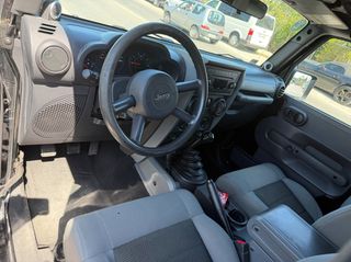 Jeep Wrangler 2011-thumb-4