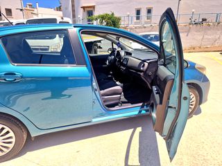 Toyota Yaris 2011-thumb-12