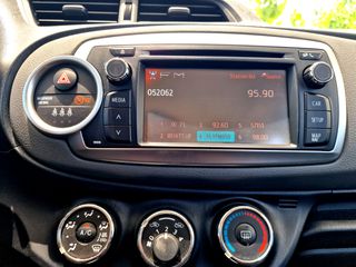 Toyota Yaris 2011-thumb-32