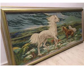 Χειροποίητο κέντημα Gobelin με άλογα σε κορνίζα – Vintage