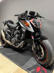 KTM 1290 Super Duke R 2017-thumb-1