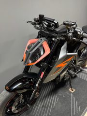 KTM 1290 Super Duke R 2017-thumb-9
