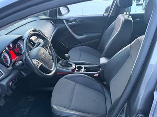 Opel Astra 2010-thumb-16