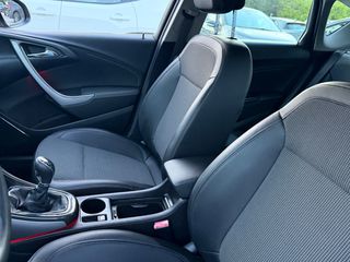 Opel Astra 2010-thumb-18
