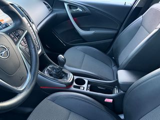 Opel Astra 2010-thumb-19