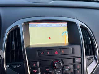 Opel Astra 2010-thumb-23