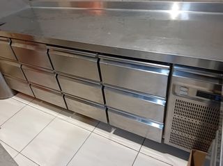 Ψυγείο πάγκος συντήρηση Cinox με 12 συρτάρια δεξιά μηχανή . Διαστάσεις 270χ70χ87. (Ετοιμοπαράδοτο)