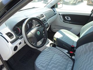 Skoda Fabia 2009-thumb-9
