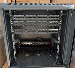 Πωλείται το εικονιζόμενο rack μαζί με τρία patch panel 24 θέσεων το καθένα και δυο πολυμπριζα από 8 θέσεις το καθένα