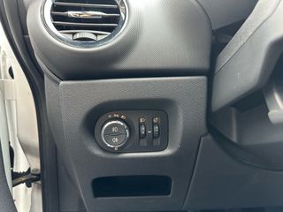 Opel Corsa 2012-thumb-17