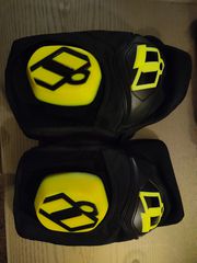 Icon cloverleaf 2 knee sliders