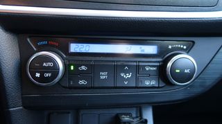 Toyota Yaris 2015-thumb-10
