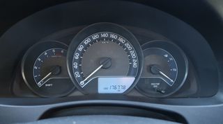 Toyota Yaris 2015-thumb-11